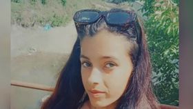 VIDEO O tânără de 18 ani și-a pus capăt zilelor, după ce a fost abuzată de tatăl său vitreg. Bărbatul a fost reținut de polițiști